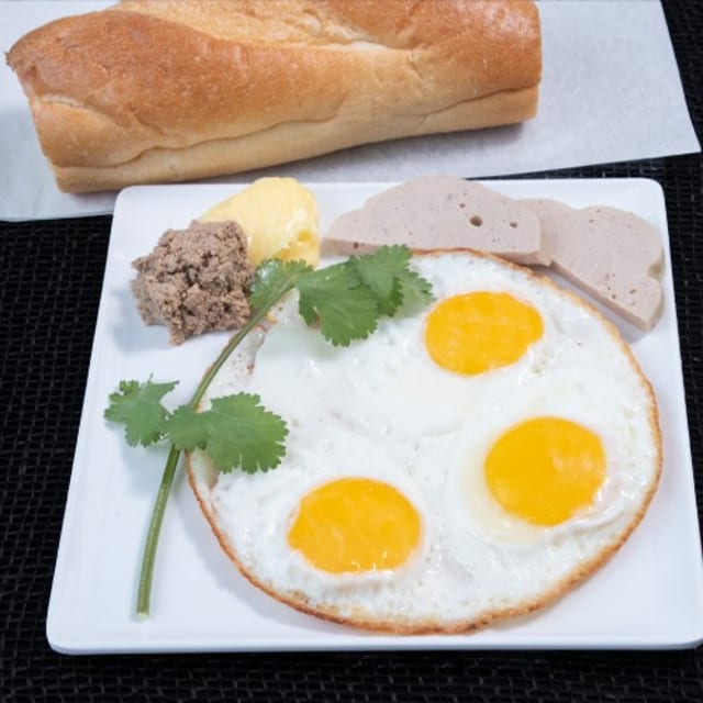 H8. Bánh Mì Ốp La.
